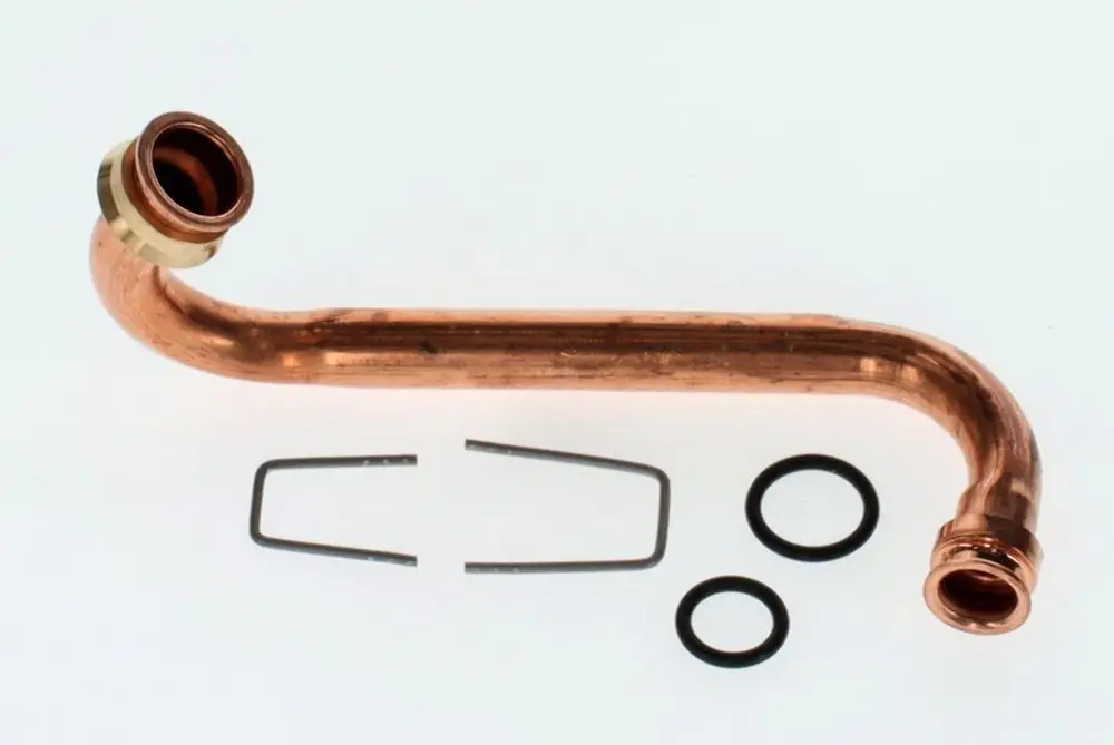 Kupferrohr mit gebogenem Ende, verbunden mit O-Ringen. Teile scheinen für eine Bosch-Anwendung konzipiert zu sein. Edelstahlklemmen liegen daneben.